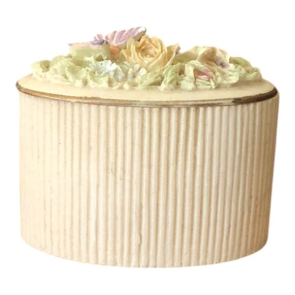 Vintage Butterfly Floral Antiqued Oval Resin Trinket Ring Box with Brooch as Lid - Picture 8 of 14